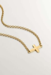 Collar de cadena de oro con un colgante de cruz plano y pulido. La cadena está compuesta por eslabones redondos, y el diseño es simple con una textura suave.