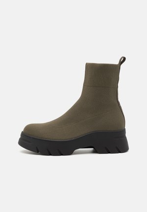 Kotníkové boty na platformě - khaki