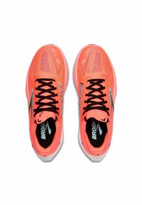 Hardloopschoenen in helder koraal met zwarte veters, bovenkant van mesh voor ademend vermogen, gewatteerde zool en het "Brooks"-logo op de zijkant.