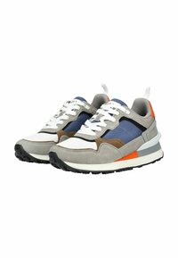 Graue und marineblaue Sportschuhe mit weißen Schnürsenkeln, aus Wildleder und Mesh-Materialien, mit orangen Akzenten und schwarzen Gummisohlen. Formt sich für Komfort und Unterstützung.