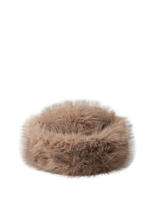 Cappello rotondo beige in pelliccia sintetica con fibre morbide e lunghe e una texture soffice, mostrato su sfondo bianco.