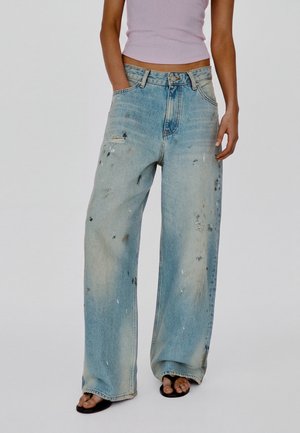 Bershka PAINT-SPLATTER EFFECT LOOSE - JEANS - Džínsy široké - light blue