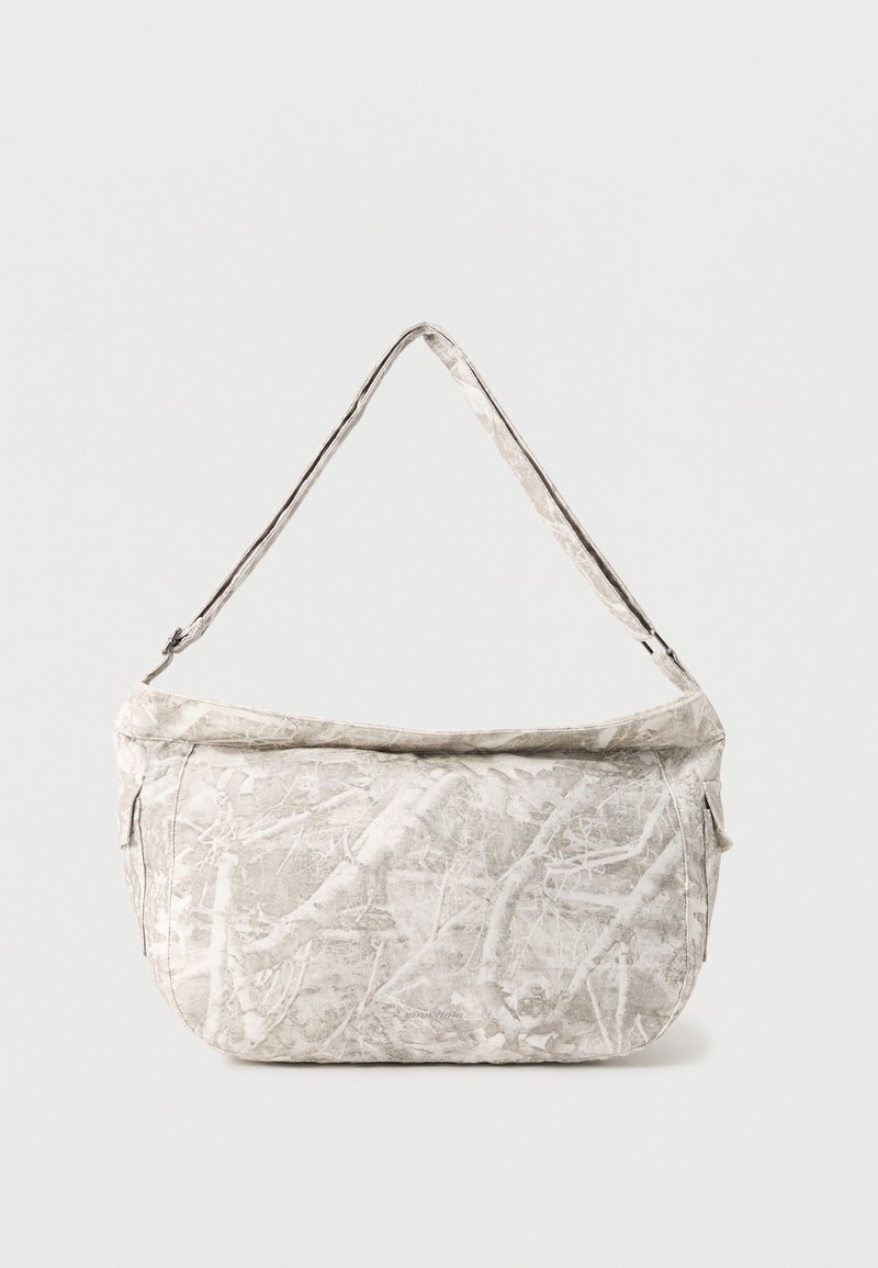 Ανοιχτό γκρι τσάντα ώμου με αφηρημένο μοτίβο λευκού κλαδιού και ρυθμιζόμενο λουράκι, εμφανίζεται πάνω σε απλό φόντο.