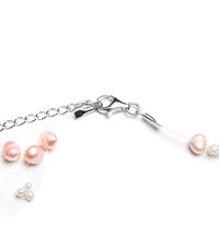 Ezüst lánc homárkapoccsal, rózsaszín gyöngyökkel és apró fehér díszítésekkel, finom áttetsző szálakkal összekötve.