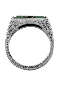 Hõbe sõrmus, millel on tekstureeritud bänd ja ristküliku kujuline türkiissinine kivi, millel on roheline ja pruun marmorjat mustrit.