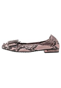 Zapato plano de piel de serpiente en rosa y negro, con superficie texturizada, punta redondeada y una hebilla decorativa en la parte superior. Diseño de tacón bajo.