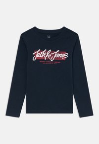 Námornícka košeľa s dlhým rukávom s logom "Jack & Jones" v bielej farbe s červenými akcentmi a textom pod ním. Jednoduchý, neformálny dizajn.