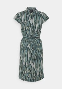 Knee-length skjortklänning i grönt och blått mönstrat tyg. Har en krage, cap sleeves och ett tygbälte i midjan.