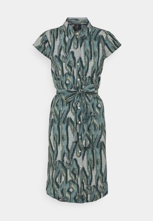 Abito camicia di lunghezza ginocchio in tessuto a fantasia verde e blu. Presenta un colletto, maniche corte e una cintura in tessuto in vita.