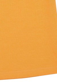 Oranges Baumwollt-Shirt-Stoff mit glatter Textur, das ein einfaches Design und einen geraden Saum mit sichtbaren Nähten aufweist.