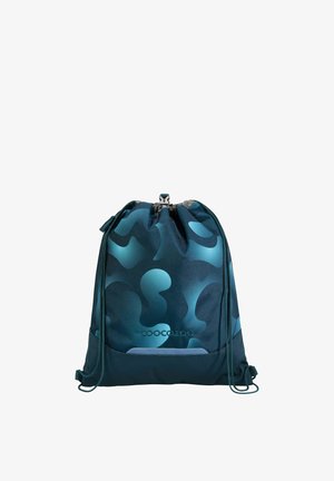 Dunkelgrüner Beutelrucksack mit Kordelzug, abstraktem Camouflagemuster und vorderseitigem Logo, oben mit verstellbaren Bändern zusammengezogen.