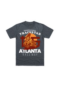Tmavě šedé bavlněné tričko s grafikou motorkáře na pozadí oranžového kruhu. Text obsahuje "Mezinárodní Trackstar Atlanta Raceway."