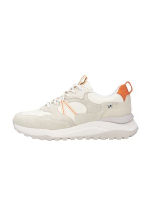 Baskets blanches et beiges avec des accents orange, fermeture à lacets, semelle texturée et languette au talon.