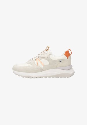 Baskets blanches et beiges avec des accents orange, fermeture à lacets, semelle texturée et languette au talon.