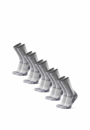 Osiem par szarych i jasnoszarych skarpetek do kostek ułożonych diagonalnie na białym tle.