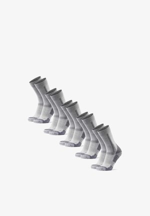 Ocho pares de calcetines de tripulación en tonos gris y gris claro, dispuestos en diagonal sobre un fondo blanco.