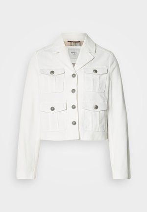 Giacca bianca corta in cotone con colletto, caratterizzata da quattro tasche frontali e bottoni in tonalità argento. Tessuto strutturato con un design pulito.