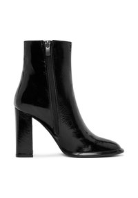 Botín de charol negro con punta afilada, cremallera lateral y un tacón alto y grueso. Acabado liso y brillante con un diseño elegante.
