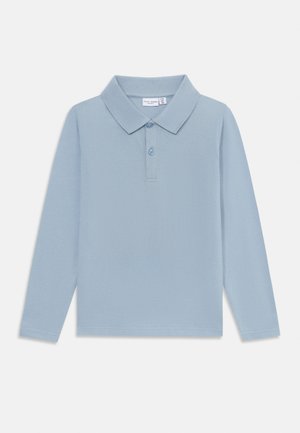 Polo de manga larga azul claro hecho de una tela suave, con un cuello, tapeta de tres botones y detalles de dobladillo cosidos.