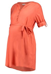 Vestido de maternidad en color coral, con mangas cortas, botones en la parte delantera, detalle de cintura con lazo, tejido suave, dobladillo ligeramente curvado, ligero y con una textura suave.
