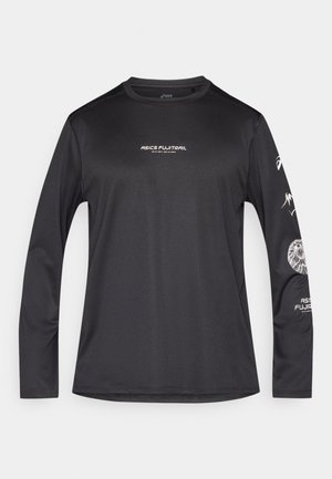 Camiseta deportiva negra de manga larga con cuello redondo. Presenta el logo "ASICS FUJITRAIL" en el frente y detalles gráficos en las mangas. Textura suave.