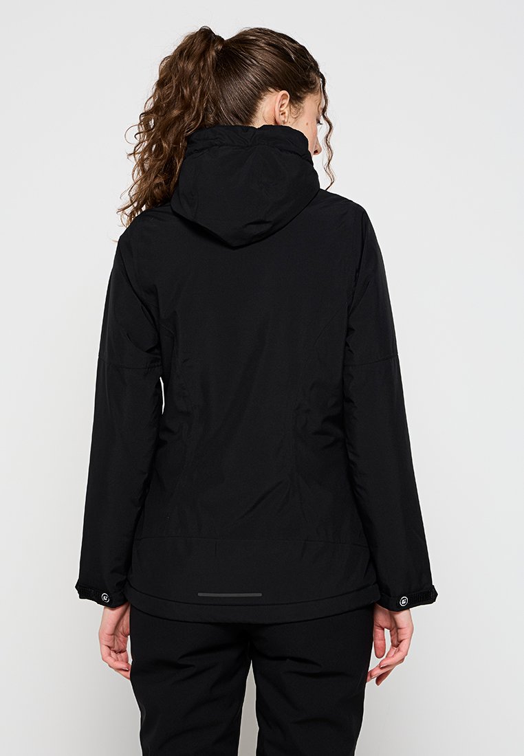 Veste noire imperméable avec capuche, en tissu texturé, poignets réglables et ourlet droit. Présente un design minimaliste sans marque visible.