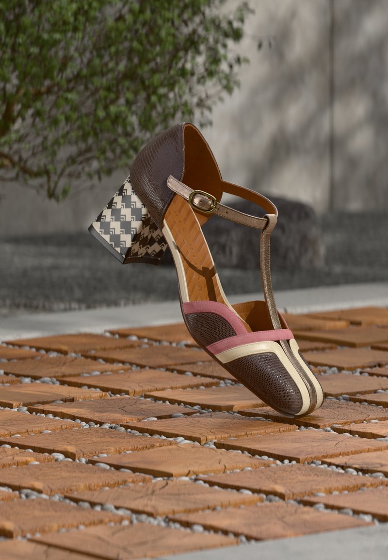 Brązowo-różowe sandały na obcasie z fakturowaną górą, paskiem w kształcie litery T i obcasem w kształcie bloku z geometrycznym wzorem. Skórzany materiał, akcent z klamrą.
