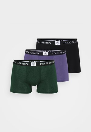 Drei Paar Herren-Boxerbriefs: dunkelgrün mit einem strukturierten Muster, lila und schwarz. Alle haben einen elastischen Bund mit Markenlogo.