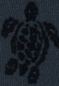 Tessuto nero con texture che presenta un motivo a tartaruga, con elementi lisci e in rilievo che creano un design distintivo sulla superficie.