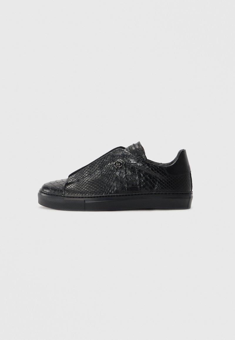 Sneaker de piele neagră cu talpă joasă, cu un model texturat de șarpe și talpă din cauciuc negru, vedere laterală pe fundal alb.