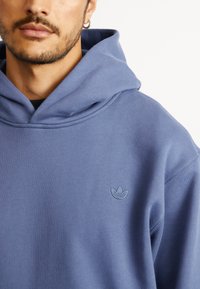 adidas Originals P ESS - Luvtröja - preloved ink