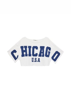 Camiseta corta blanca con letras azul marino que deletrean "CHICAGO" en el frente y "U.S.A" debajo.