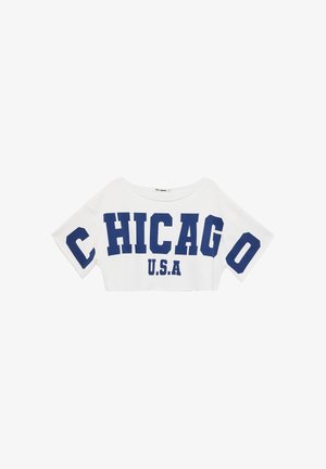 Camiseta corta blanca con letras azul marino que deletrean "CHICAGO" en el frente y "U.S.A" debajo.