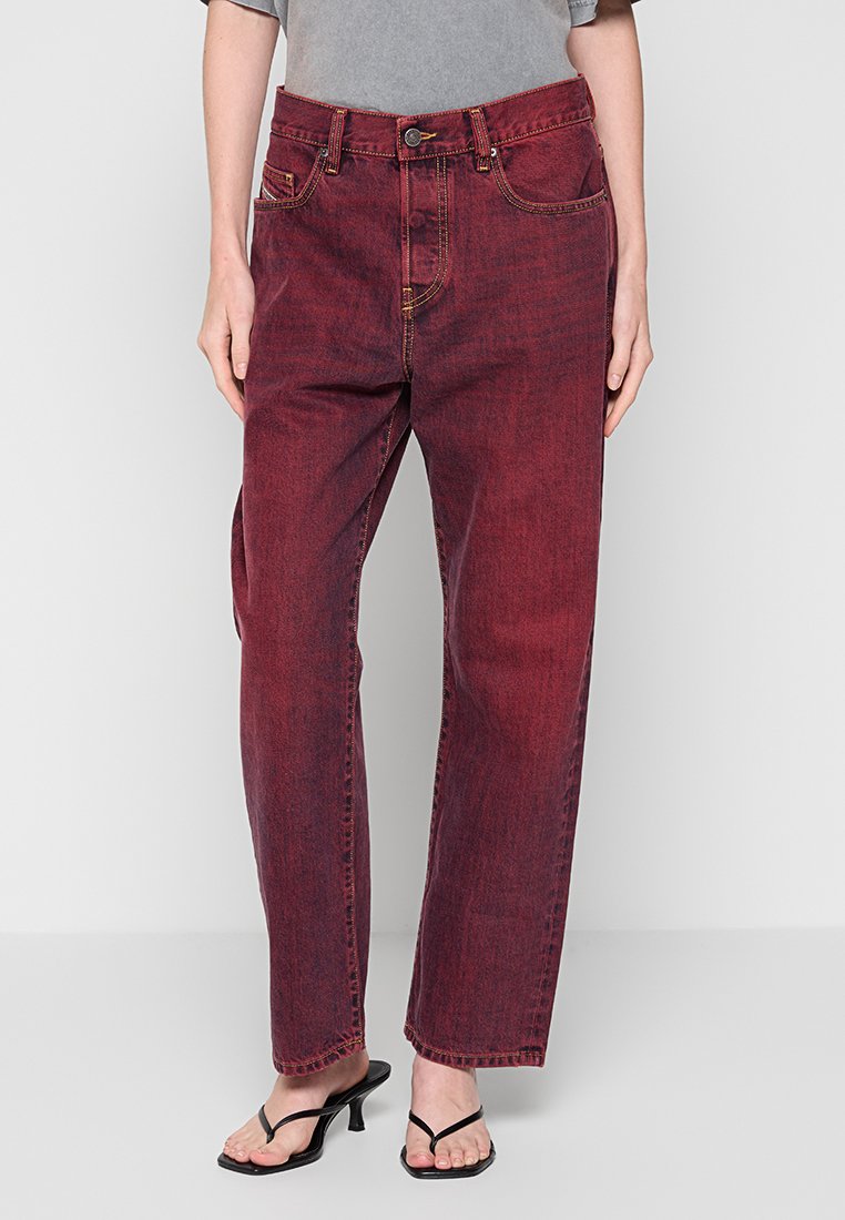 Bordeaux hoge taille jeans met een rechte pijp, voor sluiting met knopen, vijf zakken en contrasterende stiksels.