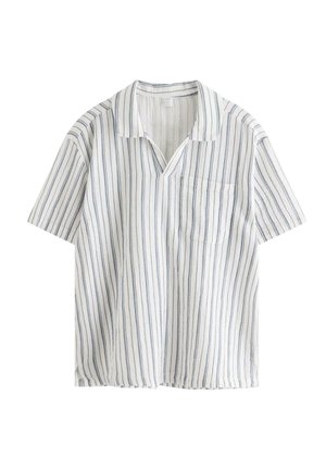 Hvid kortærmet skjorte med lodrette blå striber, åben krave og venstre brystlomme, lagt fladt på en hvid baggrund.