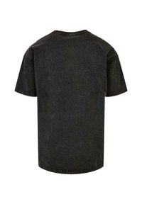Sort bomulds-T-shirt med rund hals, korte ærmer og afslappet pasform; har en let falmet tekstur og synlige syninger.