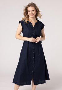 Námořnická modrá, midi šaty z lnu, s krátkými rukávy, s knoflíkovým zapínáním vpředu a páskem v pase pro tvarovaný siluetu.