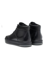 Zwarte leren high-top sneakers met een gladde textuur, vetersluiting, gevoerde kraag en een contrasterende grijze rubberen zool.
