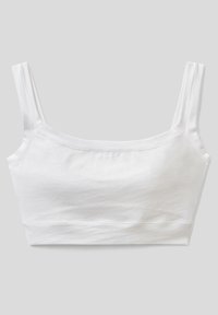 Bralette de algodón blanco con escote cuadrado, tirantes anchos, diseño sin costuras y silueta ajustada, con una textura suave y lisa.