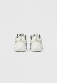 Sneakers met een witte en lichtgrijze bovenkant, achterste trek-lussen en textuurzolen. Voorzien van logo-accenten en een gewatteerd hakontwerp.