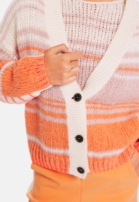 Strickjacke mit bunten Streifen in Rosa- und Orangetönen, ausgestattet mit einem tiefen V-Ausschnitt und schwarzen Knöpfen entlang der Vorderseite. Strukturiertes Ärmel.