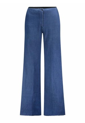 Pantalon en denim bleu à jambe large avec taille élastique, fermeture par bouton et bords d’ourlet bruts sur fond blanc.