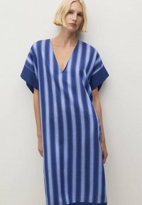 Rochie albastră cu dungi, cu decolteu în V, mâneci scurte și croială lejeră. Dungi verticale în nuanțe variate de albastru, textură de material moale.