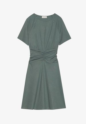 Teal kortermet kjole med innsamlet midje og utsvingt skjørt, laget av mykt stoff og med rund halslinning og raglanermer.