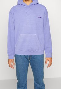 Felpa viola con tasca a marsupio, cappuccio regolabile con cordino e testo ricamato che dice "lets frame..." in viola scuro. Tessuto morbido, vestibilità rilassata.