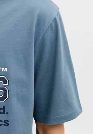 Blauw katoenen T-shirt met korte mouwen, voorzien van een grafische print en contrasterende tekst in wit en donkerblauw aan de voorkant.