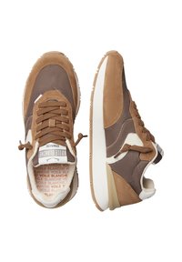 Sneaker in nubuck e tessuto marrone con una parte superiore testurizzata e suola bianca. I lacci sono marroni; l'interno presenta testo ripetuto in arancione.