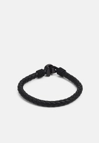 Pulsera de cuero negra con diseño trenzado, terminada con un cierre de metal negro y cordón ajustable. Textura suave en toda su superficie.
