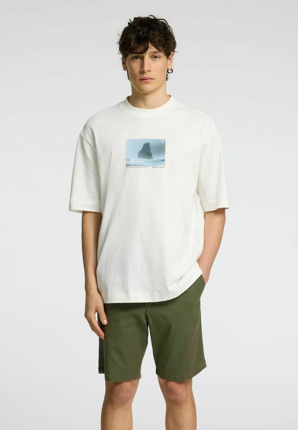 MIT RUNDHALSAUSSCHNITT  - T-Shirt print - egret