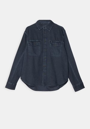 Camisa de mezclilla azul oscuro con botones en la parte delantera, cuello puntiagudo, dos bolsillos en el pecho y mangas largas con puños abotonados.